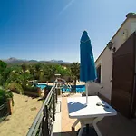 Дом отдыха Mansarda Con Vista Piscina Кампофеличе-ди-Роччелла